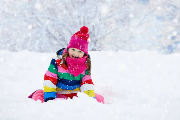 Kind Spelen Met Sneeuw Winter Klein Meisje Kleurrijke Jas Gebreide — Stockfoto