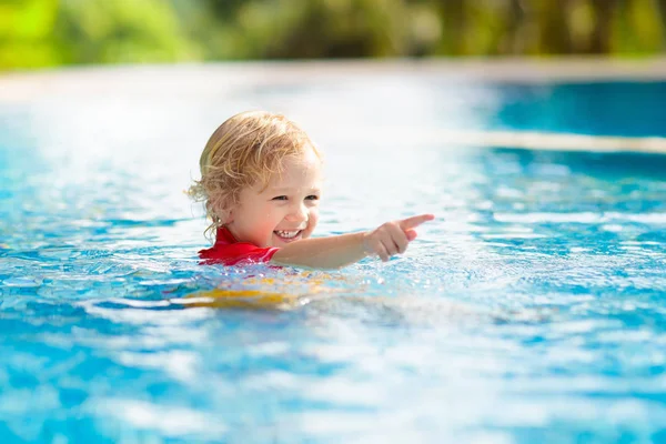 Criança Brincando Piscina Férias Verão Com Crianças Menino Pulando Água — Fotografia de Stock