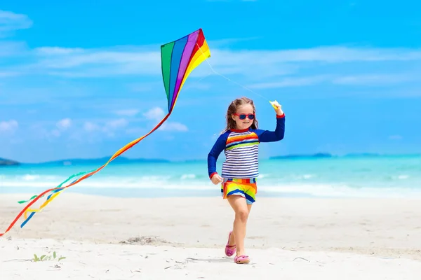 Enfant Courir Avec Cerf Volant Coloré Sur Plage Tropicale Petit — Photo