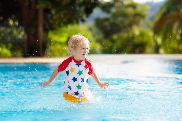 Niño Jugando Piscina Vacaciones Verano Con Niños Niño Saltando Agua — Foto de Stock