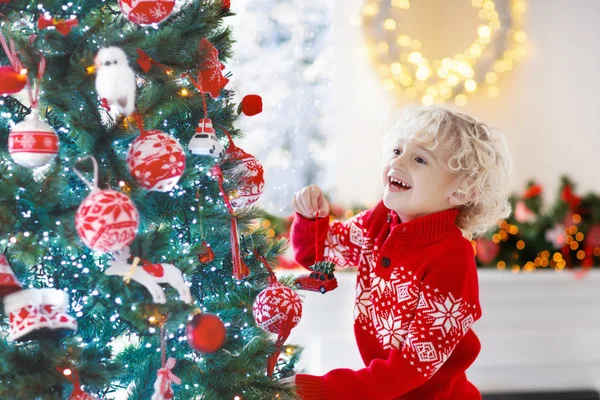 Kind Versieren Kerstboom Thuis Jongetje Gebreide Trui Met Kerst Ornament — Stockfoto