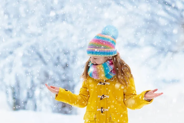 Enfant Bonnet Tricoté Jouant Dans Neige Pendant Les Vacances Noël — Photo