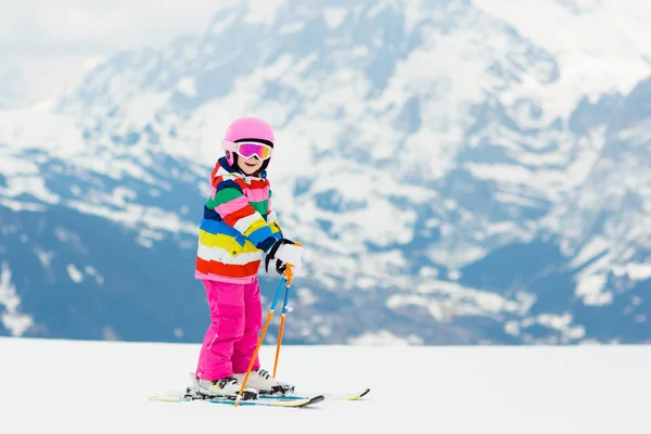 山でスキーの子 スキー学校で子供します 子供のための冬スポーツ アルプスの家族のクリスマス休暇 子供たちは ダウンヒル スキーを学ぶ 男の子か女の子のアルペン スキー レッスン — ストック写真