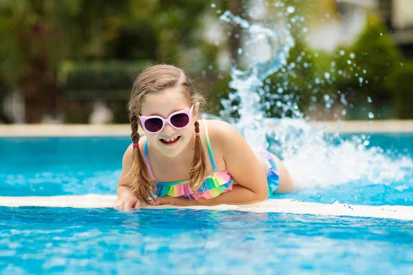 Barn Leker Poolen Sommarsemester Med Barn Liten Flicka Hoppar Vatten — Stockfoto