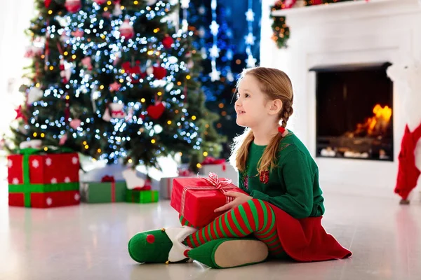 Kindercadeautje Bij Kerstboom Thuis Kid Elf Kostuum Met Kerstcadeaus Speelgoed — Stockfoto