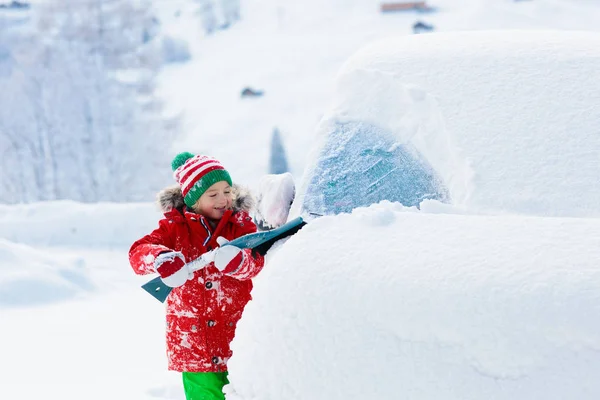 Barnborstning Snö Bilen Efter Storm Grabben Med Vinterborste Och Skrapa — Stockfoto