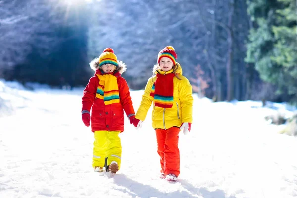 Kinder Spielen Schnee Kinder Spielen Verschneiten Wintertagen Freien Jungen Und — Stockfoto