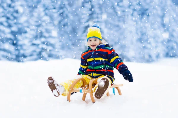 小男孩喜欢坐雪橇 孩子们滑行 Toddler的孩子骑着雪橇孩子们在外面雪地里玩耍 孩子们在阿尔卑斯山里滑雪橇 家庭圣诞假期的户外乐趣 — 图库照片