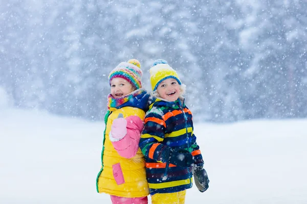 Kinder Spielen Schnee Kinder Spielen Verschneiten Wintertagen Freien Jungen Und — Stockfoto