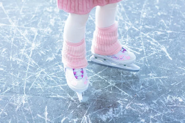 晴れた冬の日には自然の氷の上で子供スケート スケートのある子供たち 雪の公園の凍った湖でスケートをしている少女 雪と冬の楽しみ 子供のための健康的な屋外活動 氷の上の子供 — ストック写真