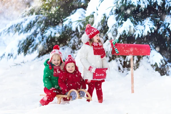 Šťastné Děti Soby Pletené Čepice Šála Drží Dopis Santa Vánoční — Stock fotografie