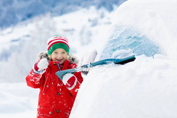Дитина Чистить Сніг Від Машини Після Шторму Малюк Зимовою Щіткою — стокове фото