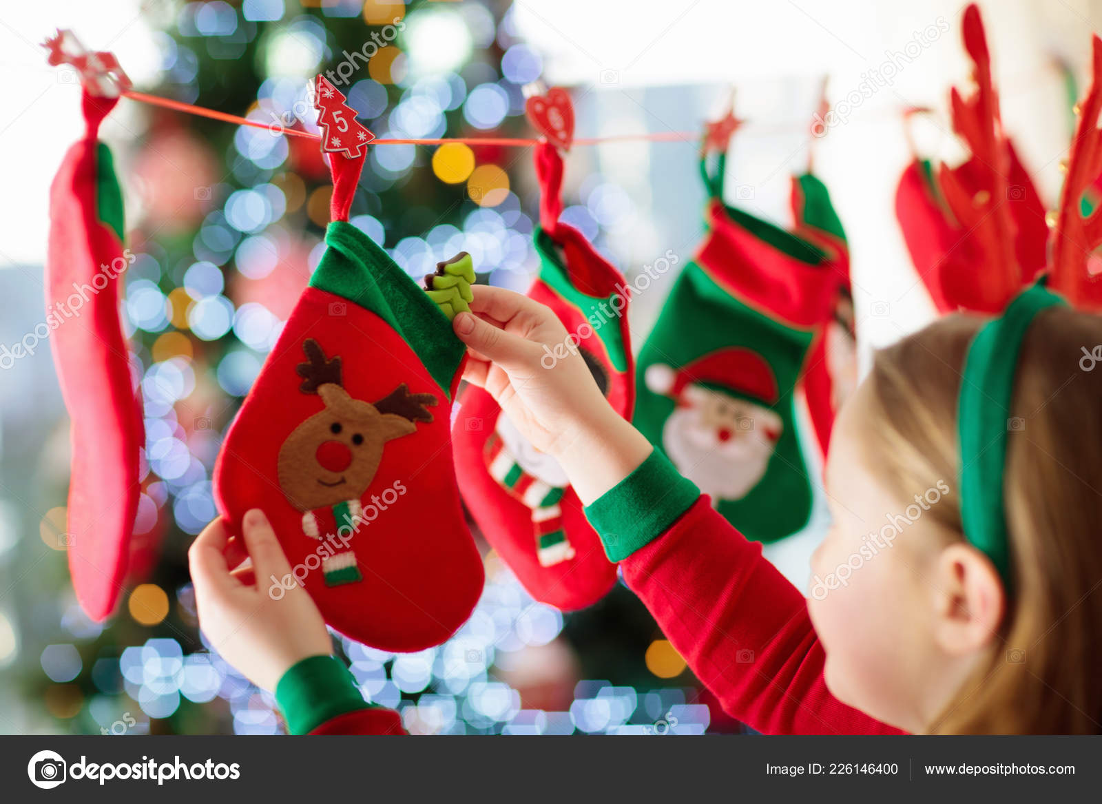 Regali Di Natale Per Una Famiglia.Bambini Aprono Regali Natale Bambino Alla Ricerca Caramelle Regali Nel Foto Stock C Famveldman 226146400