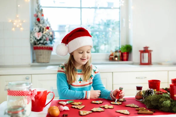 Los Niños Hornean Galletas Navidad Niño Santa Sombrero Cocina Decoración —  Fotos de Stock