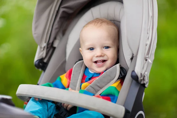 Pojke Varma Färgglad Stickad Jacka Som Sitter Moderna Barnvagn Promenad — Stockfoto