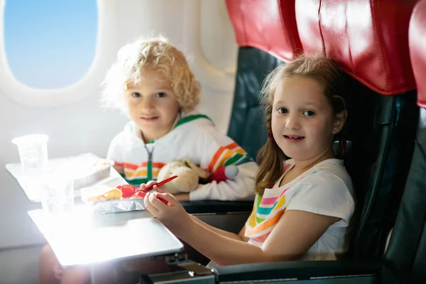 Niño Asiento Ventana Del Avión Comida Para Niños Los Niños — Foto de Stock