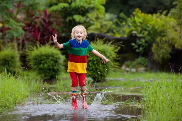 Chico Jugando Bajo Lluvia Los Niños Con Paraguas Botas Lluvia — Foto de Stock