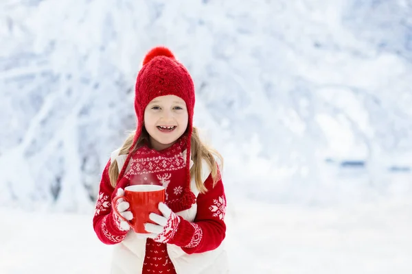 Barn Röd Hatt Dricka Varm Choklad Snö Jullovet Vinter Utomhus — Stockfoto