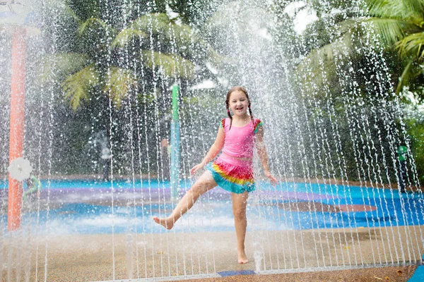 Kinder Spielen Aquapark Kinder Auf Dem Wasserspielplatz Des Tropischen Freizeitparks — Stockfoto