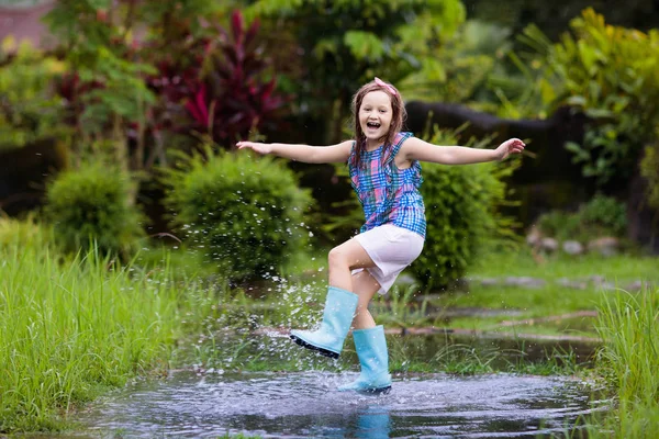 Παιδί Παίζει Έξω Στη Βροχή Παιδιά Ομπρέλα Και Μπότες Βροχής — Φωτογραφία Αρχείου