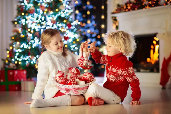 Bambino Che Addobba Albero Natale Casa Ragazzino Bambina Maglione Maglia — Foto Stock