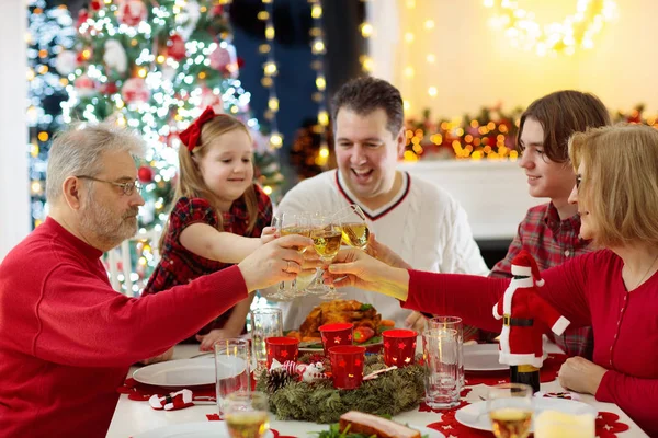 Familia Con Niños Cenando Cena Navidad Chimenea Decorado Árbol Navidad —  Fotos de Stock