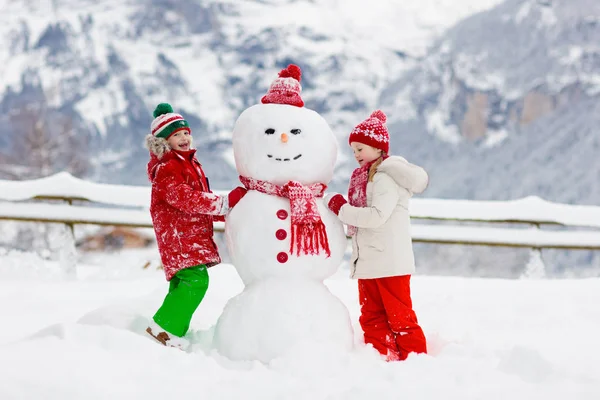 Criança Construir Boneco Neve Miúdos Constroem Neve Menino Menina Brincando — Fotografia de Stock