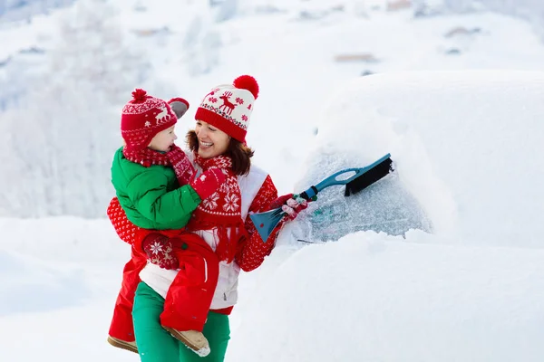 Mutter Und Kind Fegen Und Schaufeln Nach Einem Sturm Schnee — Stockfoto