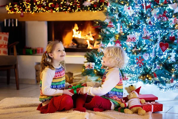 Dzieci Choince Kominku Wigilię Bożego Narodzenia Rodzina Dziećmi Świętującymi Święta — Zdjęcie stockowe