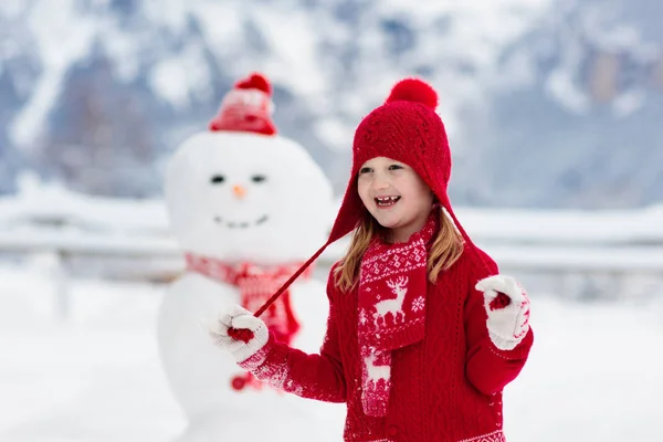 Een Sneeuwpop Bouwen Kinderen Bouwen Sneeuwpoppen Jongen Meisje Spelen Buiten — Stockfoto