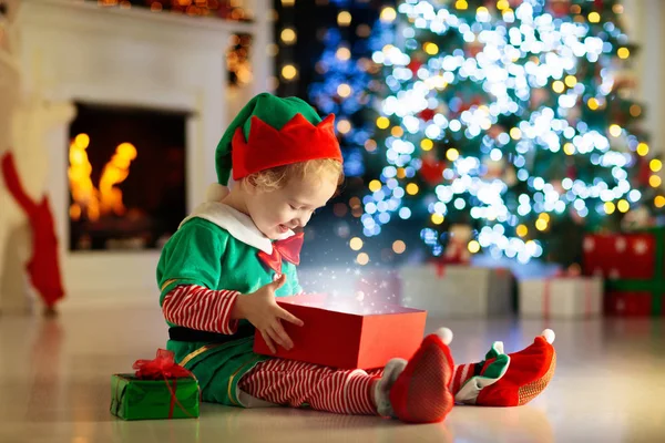 Подарок Открытие Новогодней Елки Дома Мальчик Костюме Эльфа Рождественскими Подарками — стоковое фото