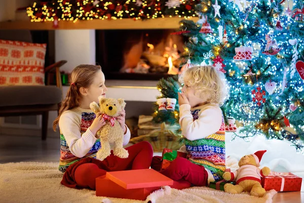 Kinderen Bij Kerstboom Open Haard Kerstavond Gezin Met Kinderen Die — Stockfoto