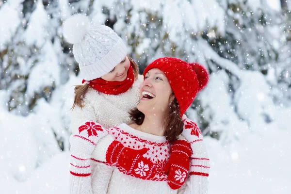 Moeder Kind Gebreide Winter Hoeden Spelen Sneeuw Familie Kerstvakantie Handgemaakte — Stockfoto