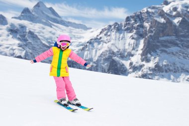 Dağlarda Kayak çocuk. Kayak Okulu evlat. Çocuklar için kış sporları. Alplerde aile Noel tatili. Çocuk yokuş aşağı Kayak öğrenin. Alpine Kayak ders erkek ve kız için. Açık kar eğlenceli.