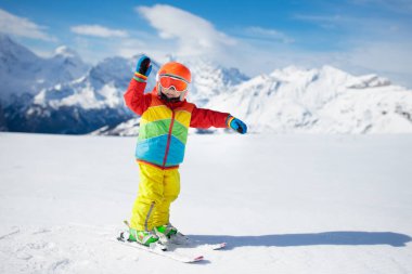 Dağlarda Kayak çocuk. Kayak Okulu evlat. Çocuklar için kış sporları. Alplerde aile Noel tatili. Çocuk yokuş aşağı Kayak öğrenin. Alpine Kayak ders erkek ve kız için. Açık kar eğlenceli.