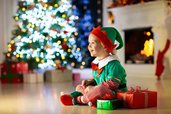 Kindercadeautje Bij Kerstboom Thuis Kid Elf Kostuum Met Kerstcadeaus Speelgoed — Stockfoto