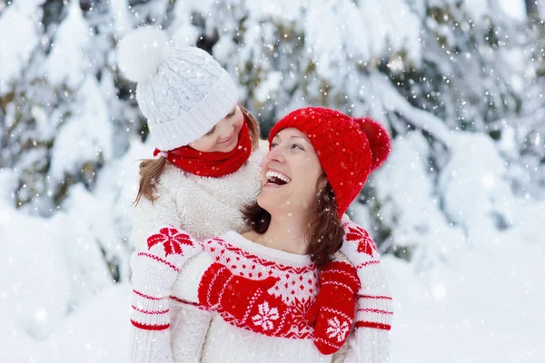 在家庭圣诞假期 戴着针织冬季帽子的母亲和孩子们在雪地里玩耍 给妈妈和孩子的手工羊毛帽子和围巾 给孩子们织毛衣针织外套 雪地公园里的妇女和小女孩 — 图库照片