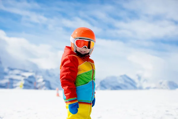 Bambino Nella Scuola Sci Alpino Con Moquette Magica Coni Colorati — Foto Stock