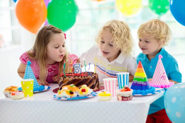 Urodziny Dziecka Dziecko Zdmuchujące Świeczki Tort Kolorowy Zdobione Domu Rainbow — Zdjęcie stockowe