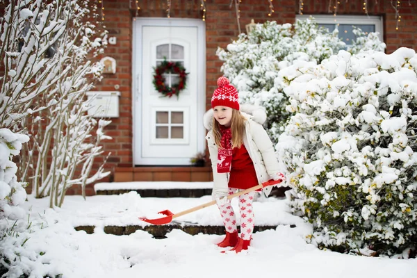 Een Kind Dat Sneeuw Schept Klein Meisje Met Schoppen Oprit — Stockfoto