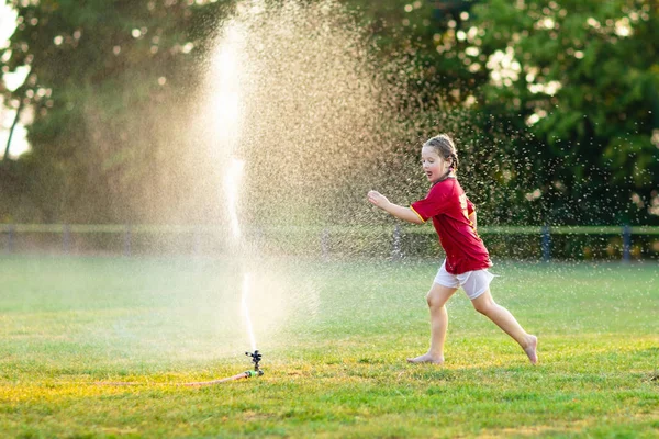 Los Niños Juegan Con Agua Caluroso Día Verano Niños Con — Foto de Stock