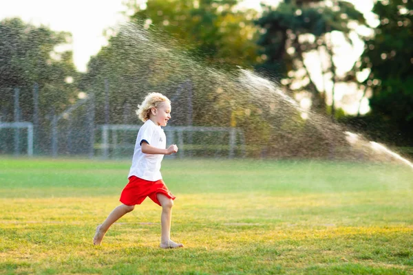 Kinderen Spelen Met Water Hete Zomerdag Kinderen Met Tuin Sprinkler — Stockfoto