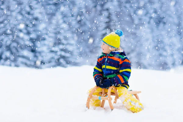 Kleine Jongen Geniet Van Een Slee Ritje Kindersleeën Een Peuter — Stockfoto