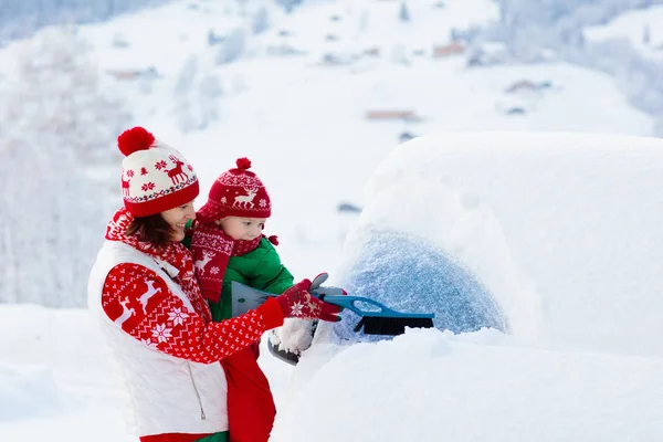 Mãe Criança Escovando Limpando Neve Carro Após Tempestade Pais Crianças — Fotografia de Stock