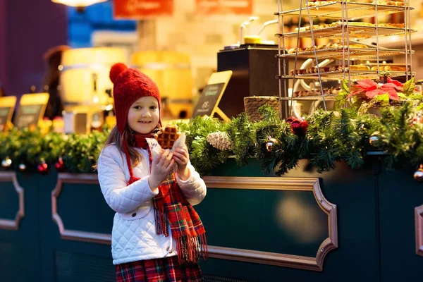 Crianças Fazendo Compras Mercado Tradicional Natal Alemanha Dia Inverno Nevado — Fotografia de Stock