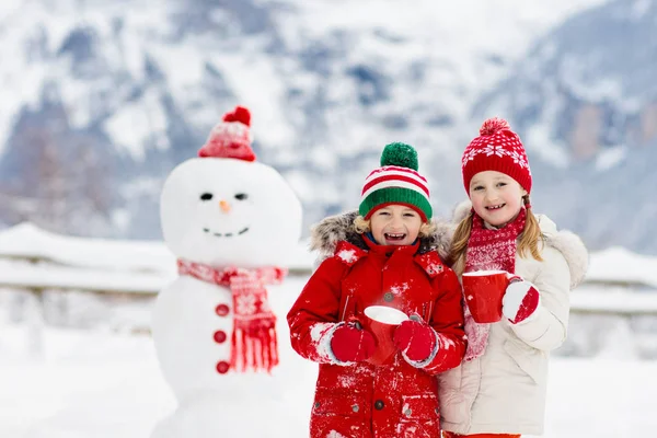 Een Sneeuwpop Bouwen Kinderen Bouwen Sneeuwpoppen Jongen Meisje Spelen Buiten — Stockfoto