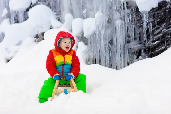 小男孩喜欢坐雪橇 孩子们滑行 Toddler的孩子骑着雪橇孩子们在外面雪地里玩耍 孩子们在阿尔卑斯山里滑雪橇 家庭圣诞假期的户外乐趣 — 图库照片