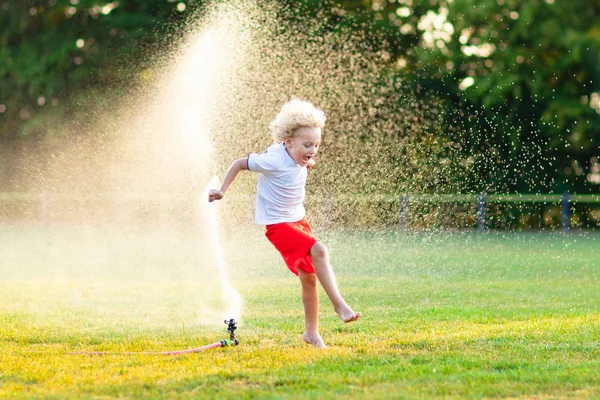Los Niños Juegan Con Agua Caluroso Día Verano Niños Con —  Fotos de Stock