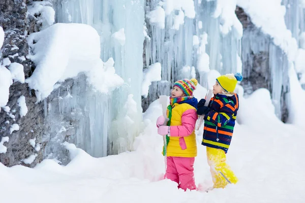 Děti Hrají Rampouchem Sněhu Děti Olizují Rampouchy Zamrzlém Horském Vodopádu — Stock fotografie