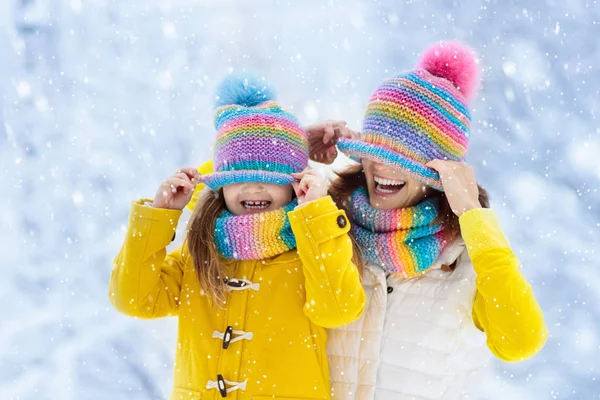 Mãe Criança Chapéus Inverno Tricotados Jogam Neve Férias Natal Família — Fotografia de Stock